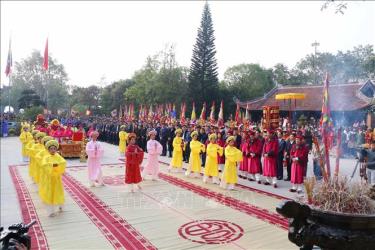 Đội tế nữ quan trong trang phục áo dài, đầu đội khăn kim tuyến, thắt lưng dải lụa, chân đi hài thêu thực hiện nghi thức tế lễ truyền thống. 
